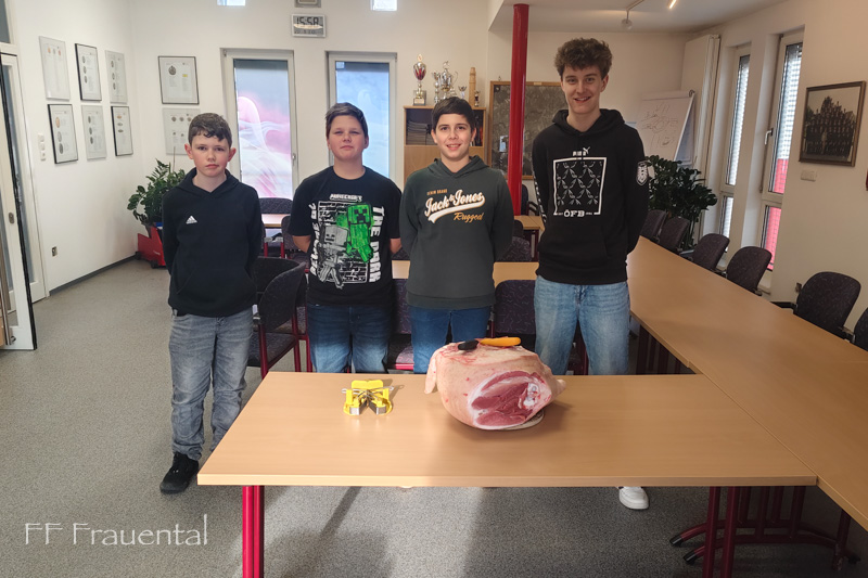 Feuerwehrjugend mit handwerklichem Geschick und Brauchtumspflege: Vom Schweinsschlögel zur Osterjause