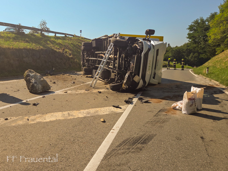 LKW kippte auf B76 um